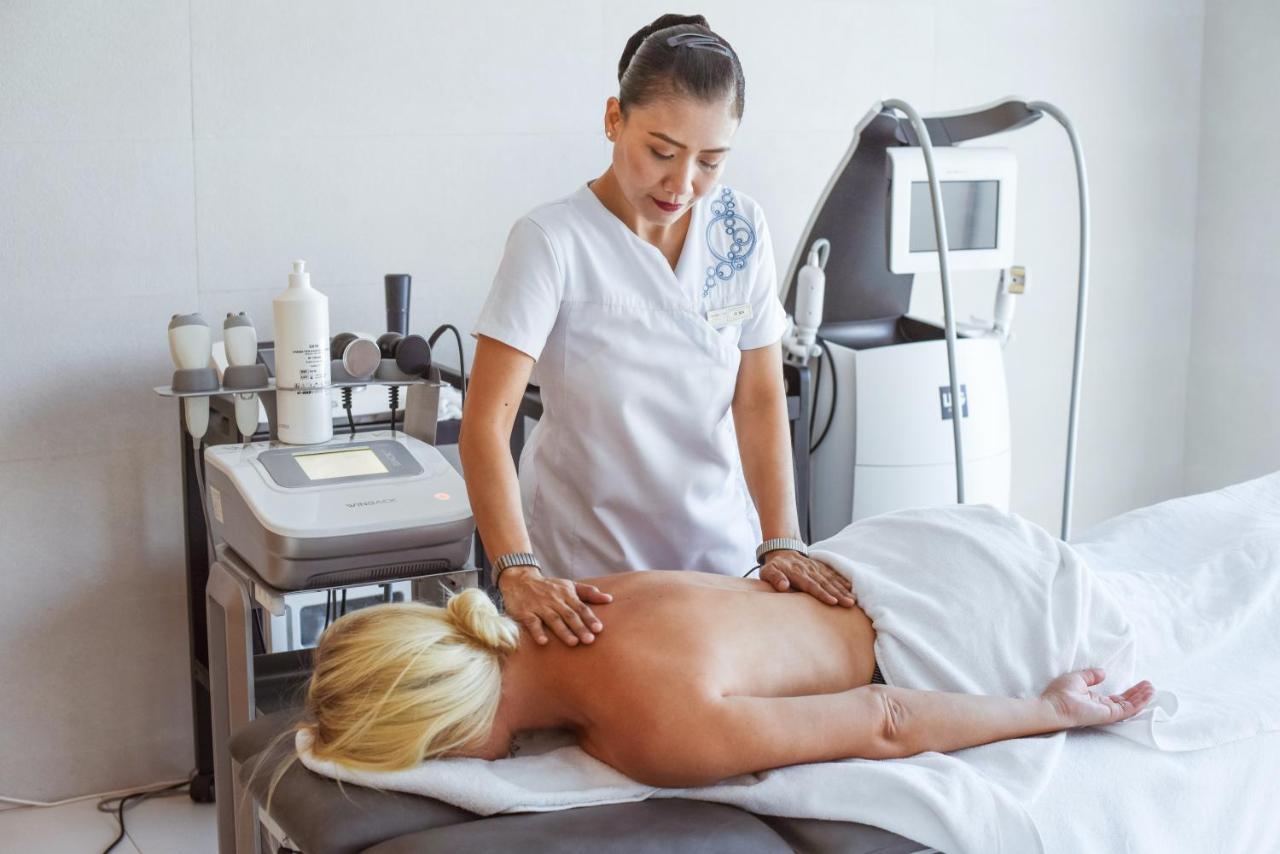 The View Bouznika Hotel Ngoại thất bức ảnh A woman receiving a massage