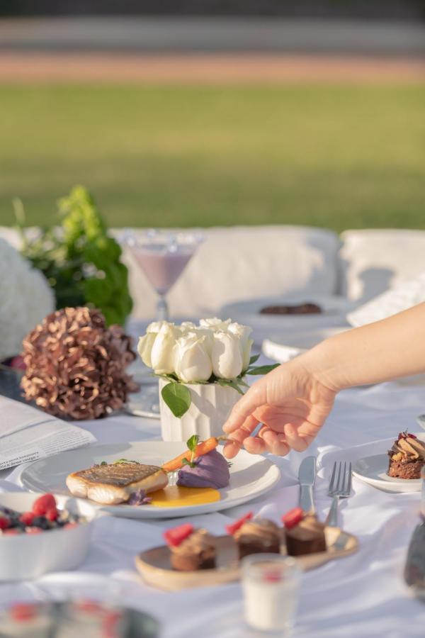 The View Bouznika Hotel Ngoại thất bức ảnh A hand reaches for a carrot at a wedding reception